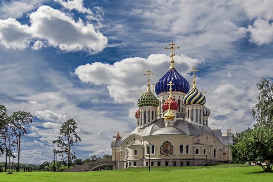 Собор святого благоверного князя Игоря Черниговского рядом с Патриаршей резиденцией в Переделкине 